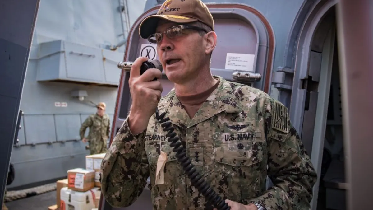 美國海軍第五艦隊司令、三星中將史蒂爾尼(Scott A. Stearney)(US Navy)