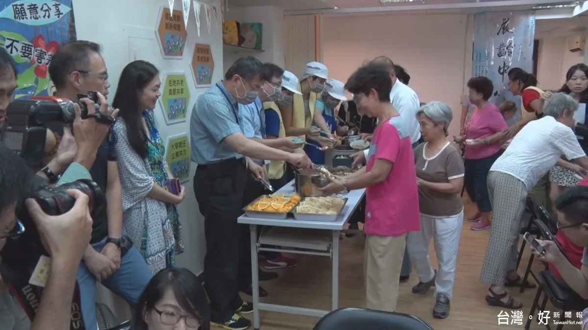 走訪社區托老據點 柯P充當值日生幫長者打飯
