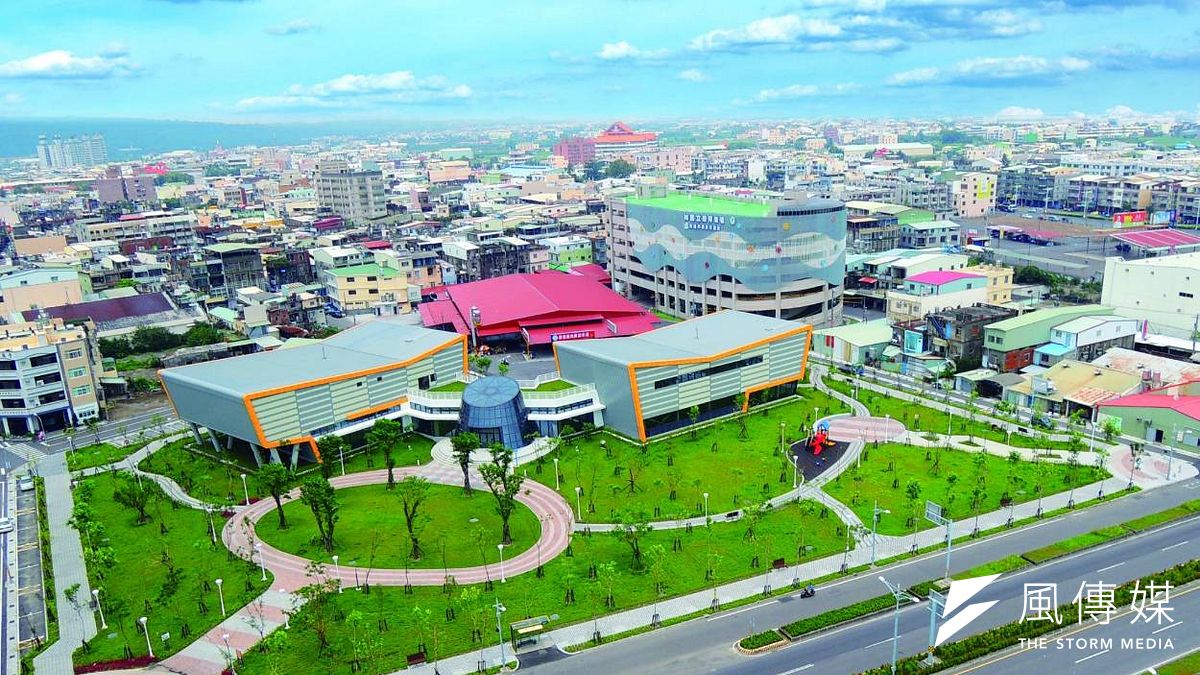 經過高雄市府投入將近33億元進行公園濕地整建、道路開闢、拓寬及排水設施等改善,林園已褪去陳舊,展現宜居利行的新風貌。(圖/徐炳文攝) 經過高雄市府投入將近33億元進行公園濕地整建、道路開闢、拓寬及排水設施等改善,林園已褪去陳舊,展現宜居利行的新風貌。(圖/徐炳文攝)