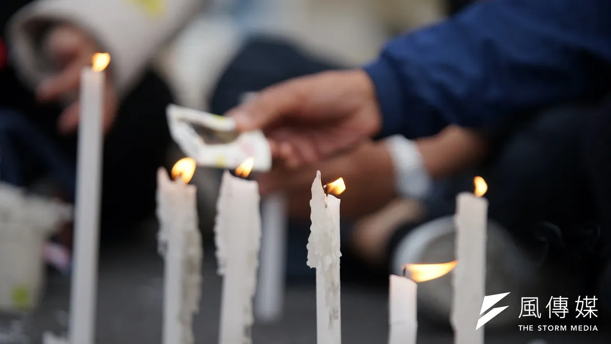 反年改團體於凱道抗議,並燃起燭光悼念繆德生。(盧逸峰攝)
