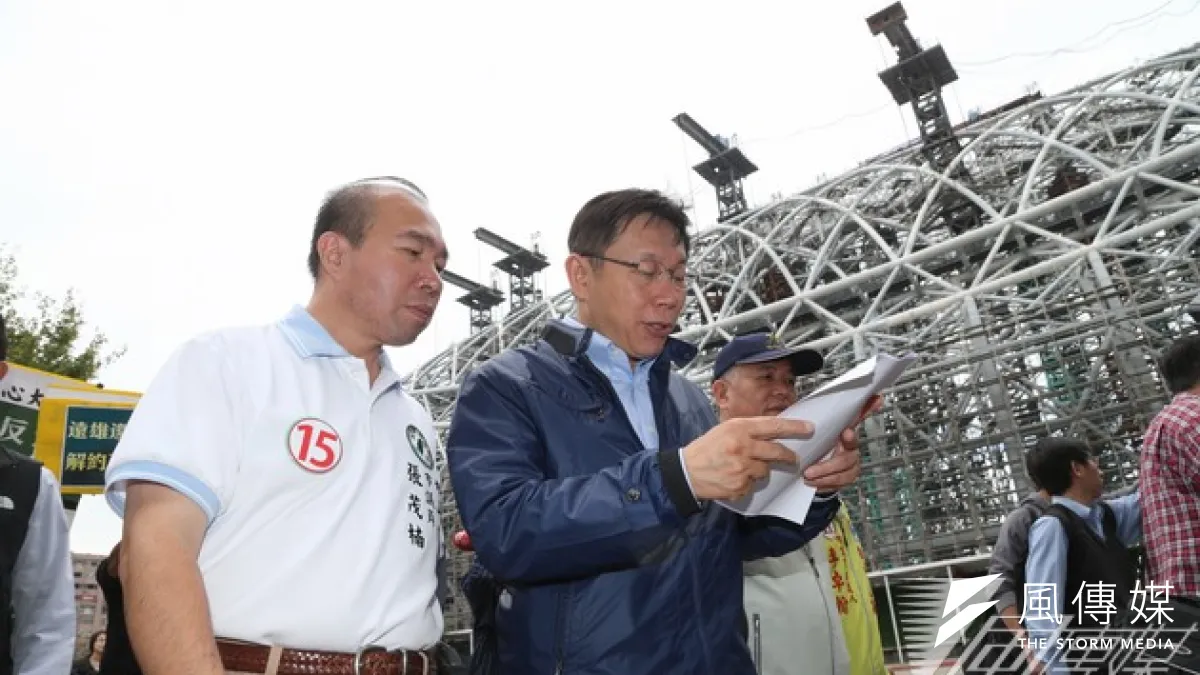 台北市長柯文哲8日向環團承諾,願意面對大巨蛋所有問題,圖為選舉時期柯文哲考察大巨蛋。(吳逸驊攝)