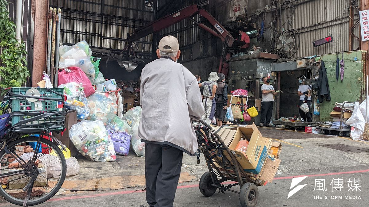 勞保選擇一次請領,退休前就該規劃金流去向,否則很容易一次揮霍。(資料照/顏麟宇攝) 勞保選擇一次請領,退休前就該規劃金流去向,否則很容易一次揮霍。(資料照/顏麟宇攝)