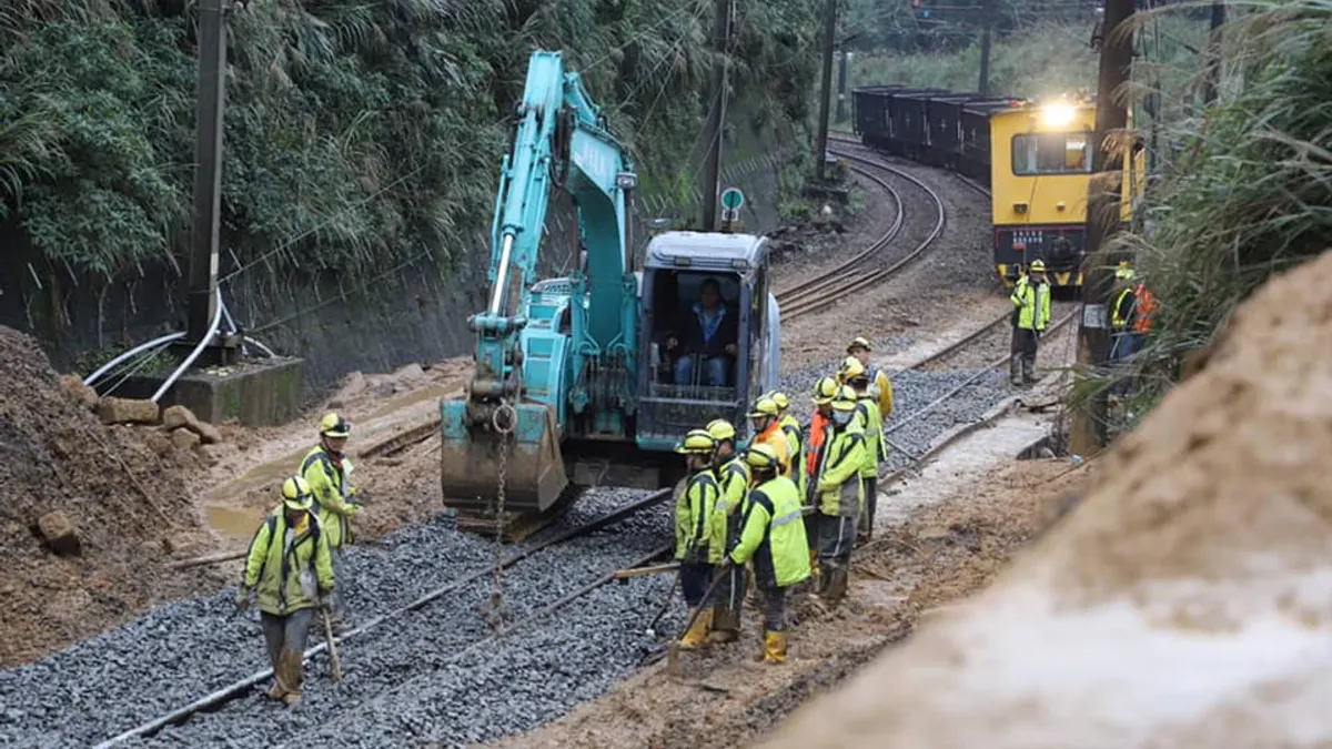 交通部長林佳龍今(14)日凌晨也特地前往猴硐車站視察,並宣布瑞猴段恢復單線雙向通車。(取自林佳龍臉書)