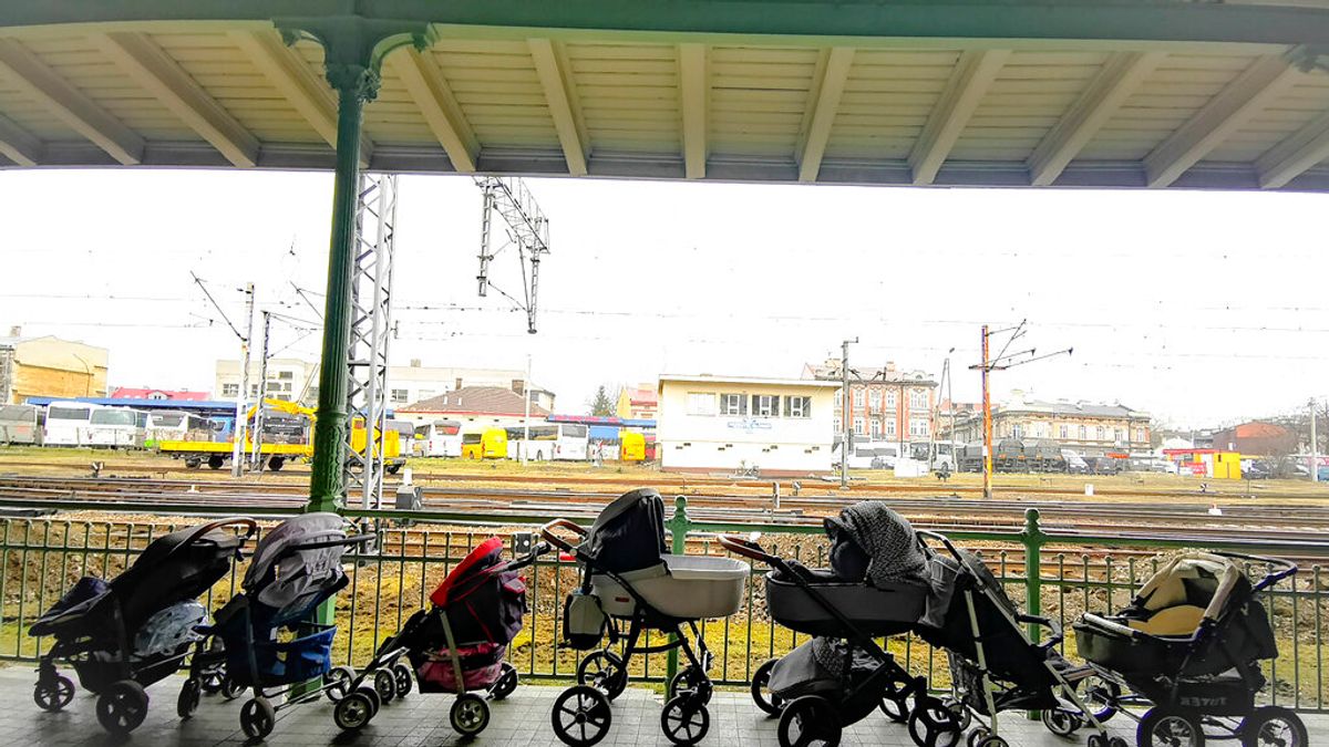 2022年3月7日,波蘭在邊境城市普熱梅希爾火車站提供給烏克蘭難民使用的嬰兒車。(美聯社) 2022年3月7日,波蘭在邊境城市普熱梅希爾火車站提供給烏克蘭難民使用的嬰兒車。(美聯社)