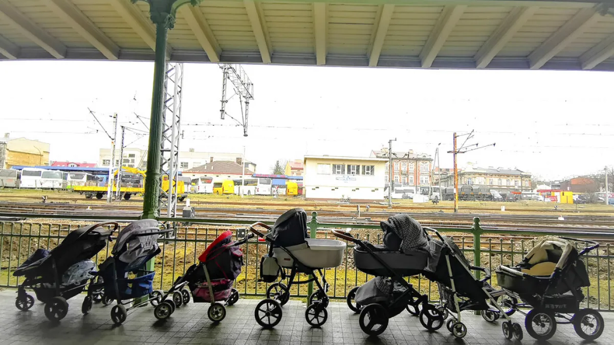 2022年3月7日,波蘭在邊境城市普熱梅希爾火車站提供給烏克蘭難民使用的嬰兒車。(美聯社)