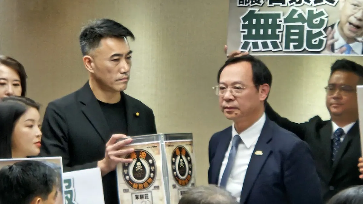 立法院社福與衛環委員會8日邀請衛生福利部長石崇良等就食安問題進行專題報告,質詢開始前國民黨立委林沛祥(左2)更現場贈送一個寫有「毒油、一級致癌物苯駢芘」的油桶給石崇良(右2)。(中央社)