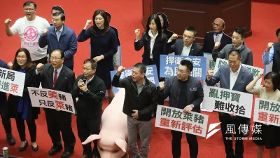 國民黨在委員會排案「殺美豬」,開玩笑稱要送給拜登做為「當選禮物」。(柯承惠攝)
