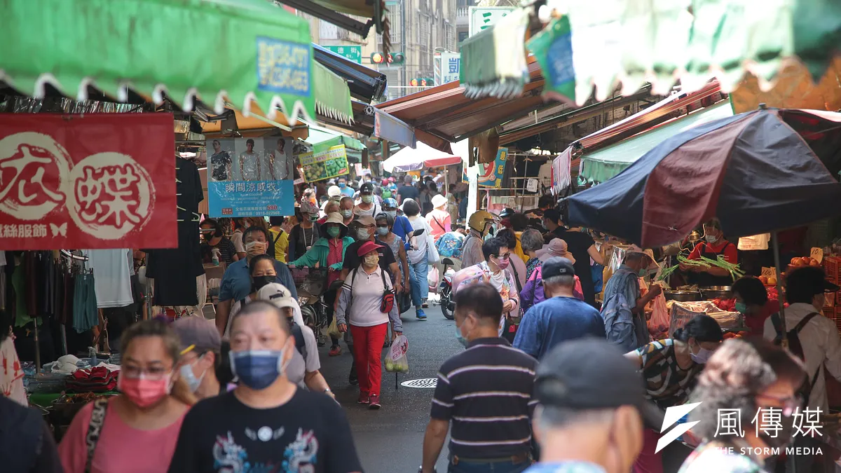 一名網友在《爆廢公社》貼出麵店徵人公告,開出月薪6萬徵才,令不少人震驚。(示意圖/顏麟宇攝) 一名網友在《爆廢公社》貼出麵店徵人公告,開出月薪6萬徵才,令不少人震驚。(示意圖/顏麟宇攝)