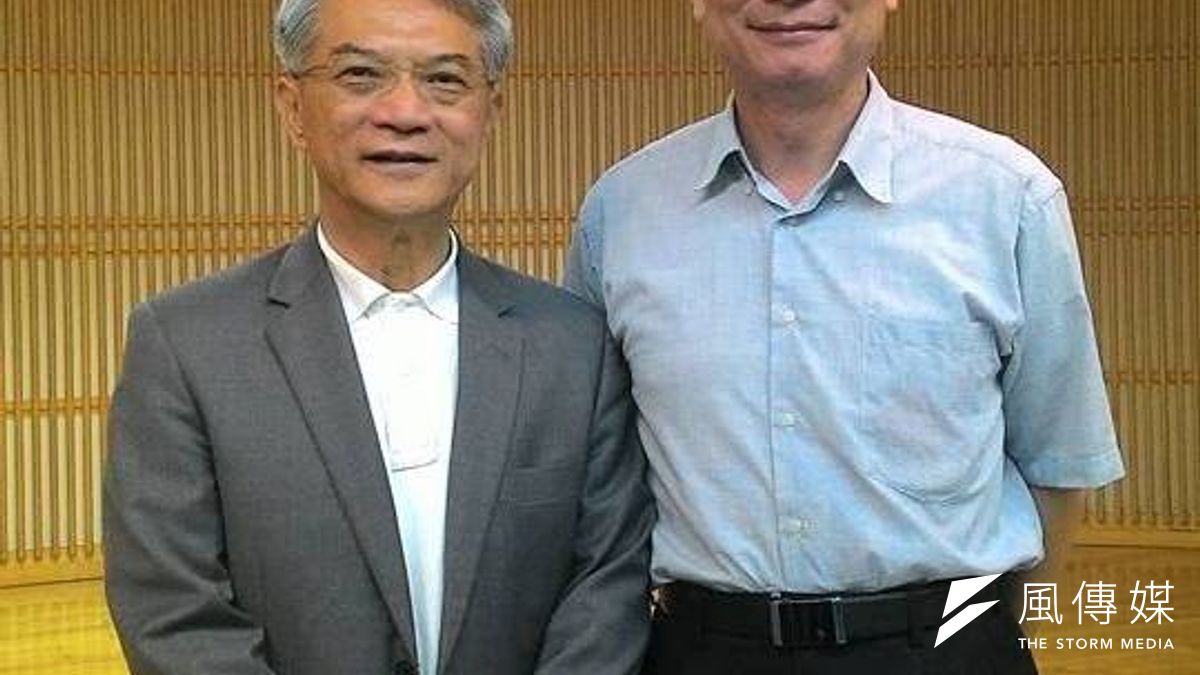 中央氣象局預報中心主任鄭明典(右)請辭,下周起將回鍋擔任科技中心主任,重拾氣候、預報模式研發老本行。(取自鄭明典臉書) 中央氣象局預報中心主任鄭明典(右)請辭,下周起將回鍋擔任科技中心主任,重拾氣候、預報模式研發老本行。(取自鄭明典臉書)