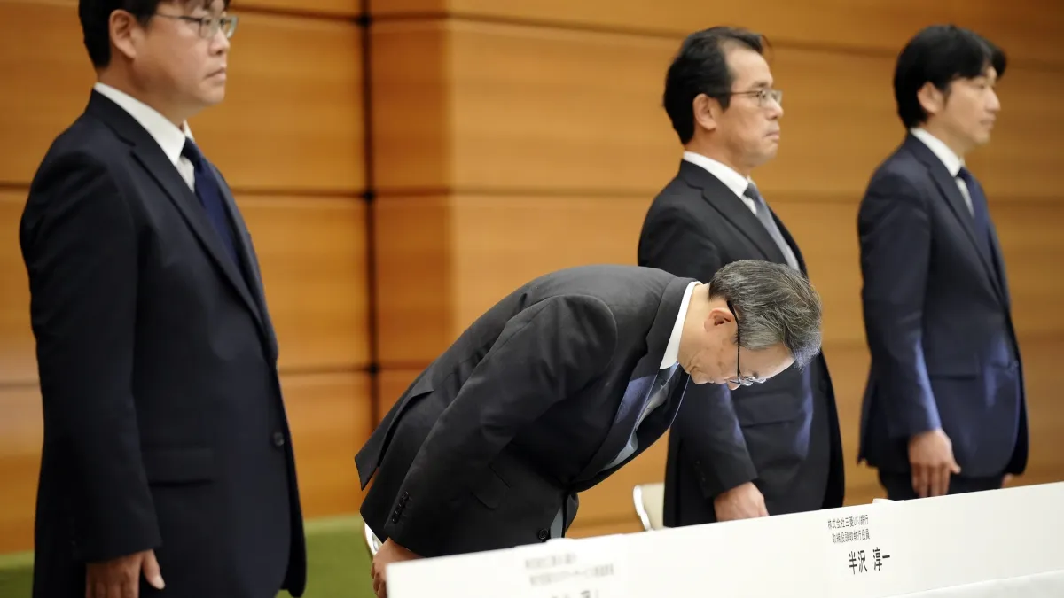 日本三菱UFJ金融集團(MUFG)的銀行行長半澤淳一親自在記者會鞠躬致歉。(美聯社)