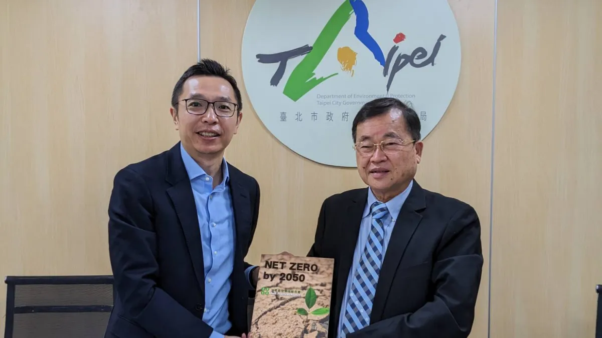 歐洲商會拜會北市環保局,低碳倡議行動副主席余泳濤致贈「淨零最佳實踐報告書」給環保局長吳盛忠。(圖/臺北市政府環保局提供)