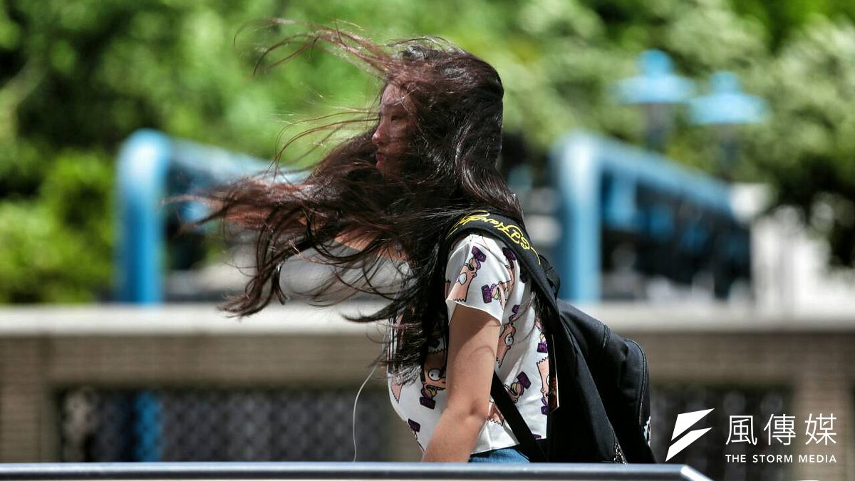 中颱蘇迪勒來襲,中央氣象局已發布海上和陸上颱風警報,北部上午僅有間歇風勢,雖無明顯雨勢,但仍須當心下午過後由颱風帶來的驚人雨量。(余志偉攝) 中颱蘇迪勒來襲,中央氣象局已發布海上和陸上颱風警報,北部上午僅有間歇風勢,雖無明顯雨勢,但仍須當心下午過後由颱風帶來的驚人雨量。(余志偉攝)