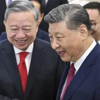 2025年4月、ベトナムの首都ハノイを訪問し、トー・ラム共産党書記長(左)と会談した習近平・中国国家主席(右)。(AP通信) 2025年4月、ベトナムの首都ハノイを訪問し、トー・ラム共産党書記長(左)と会談した習近平・中国国家主席(右)。(AP通信)