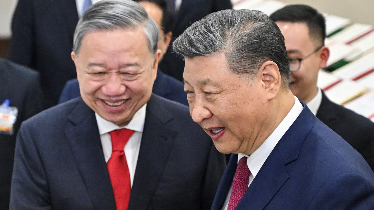 中国国家主席習近平(右)は2025年4月にベトナムの首都ハノイを訪問し、ベトナム共産党書記長グエン・フー・チョン(左)と会談。(AP通信) 中国国家主席習近平(右)は2025年4月にベトナムの首都ハノイを訪問し、ベトナム共産党書記長グエン・フー・チョン(左)と会談。(AP通信)