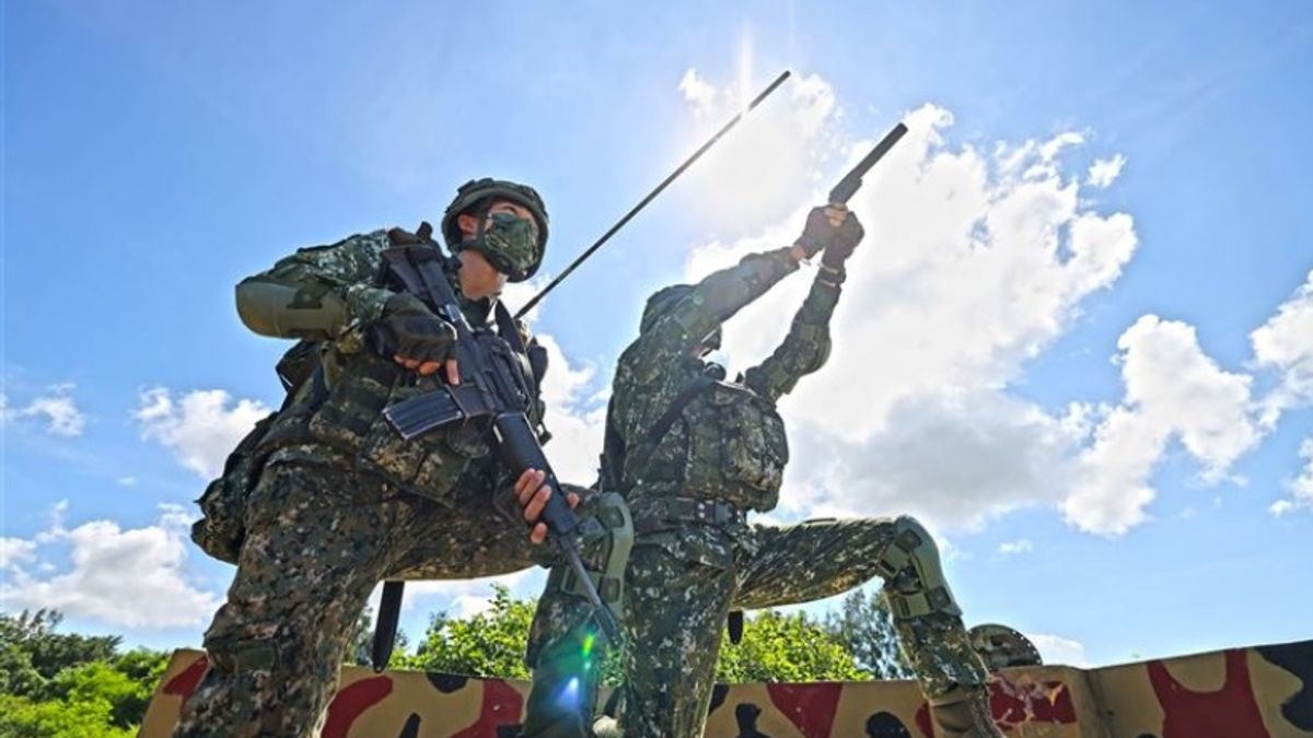 20220812-近日外島屢遭無人機低空飛略,國軍只能以發射信號槍方式來驅離空中不明光點,恐是一大警訊。圖為外島駐軍發射信號彈示意圖。(取自青年日報) 20220812-近日外島屢遭無人機低空飛略,國軍只能以發射信號槍方式來驅離空中不明光點,恐是一大警訊。圖為外島駐軍發射信號彈示意圖。(取自青年日報)