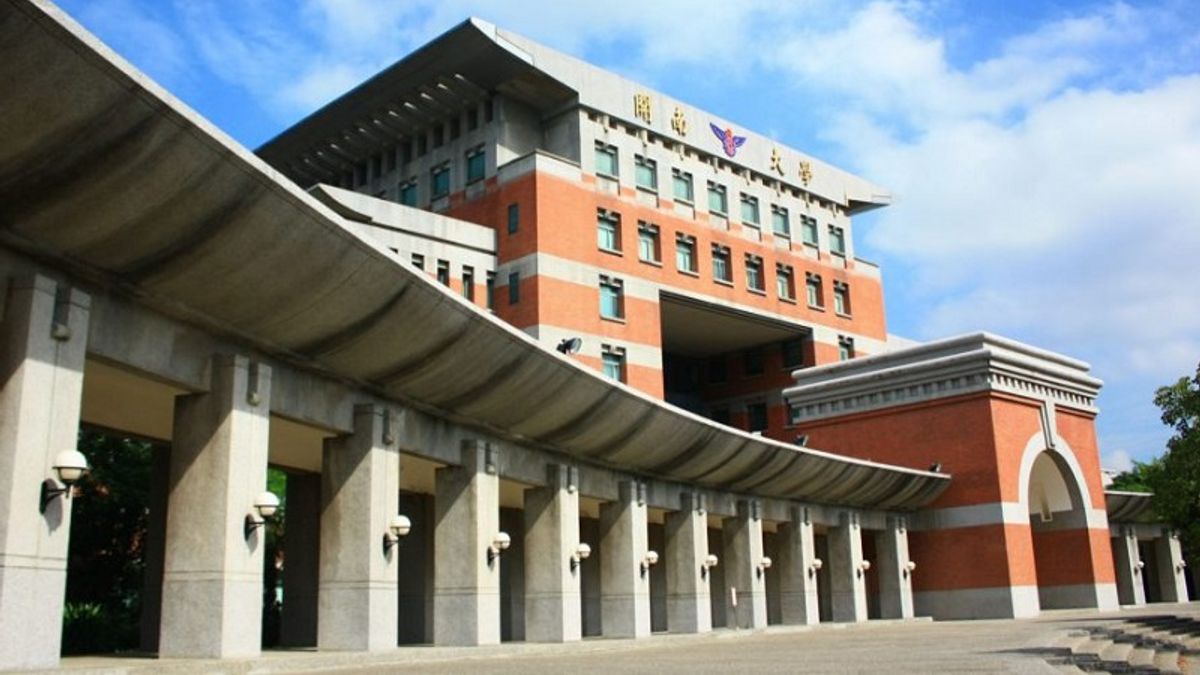 開南大學推動生活美學教育 《形形色色》贈書全國中學 實踐大學社會責任