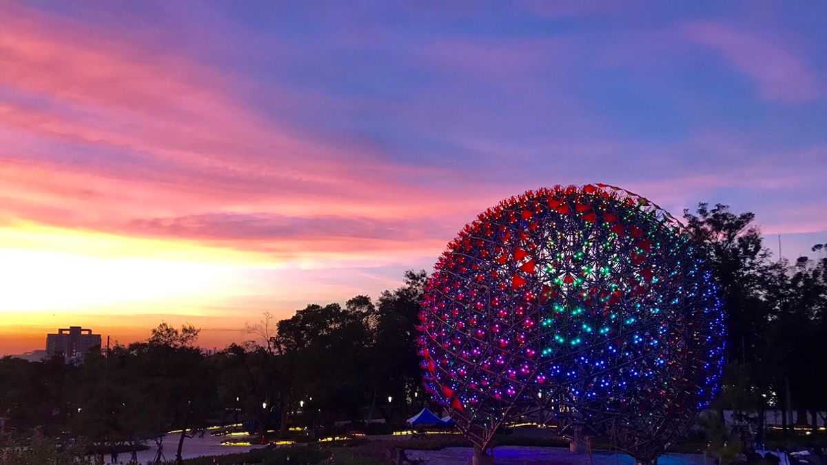 15公尺的大型機械花球「聆聽花開的聲音」。(圖/臺中市政府提供) 15公尺的大型機械花球「聆聽花開的聲音」。(圖/臺中市政府提供)