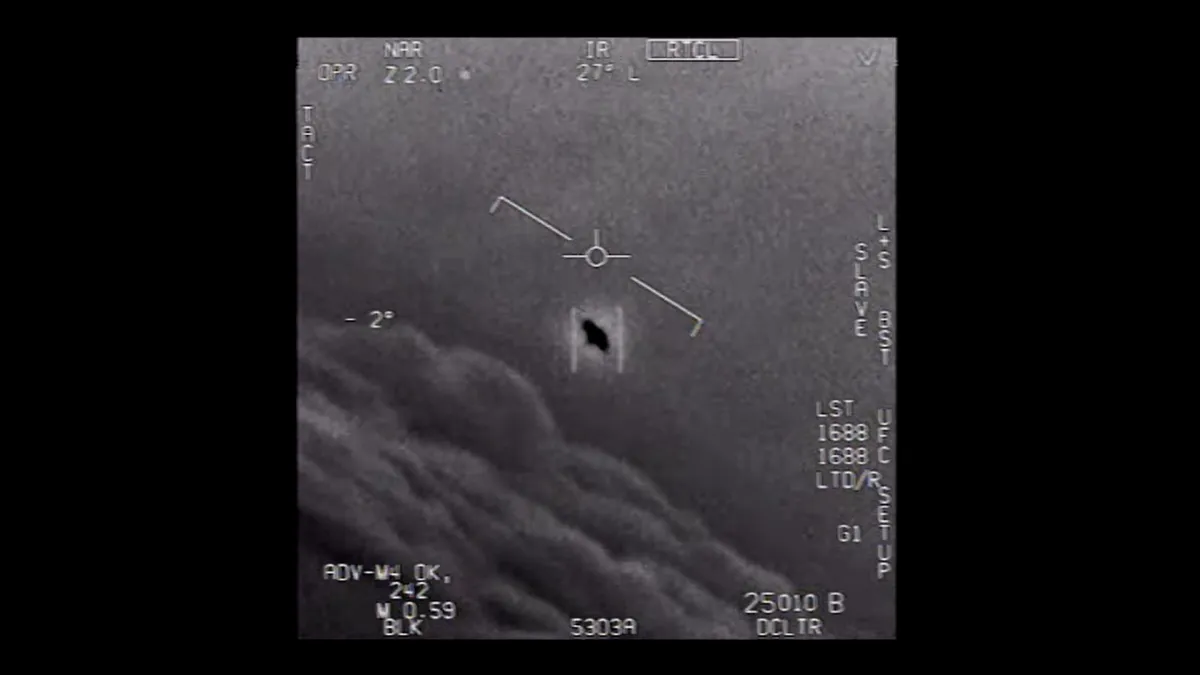 美軍飛行員從雷達上目擊無法解釋的「不明飛行物體」(UFO)。(翻攝自美國海軍)