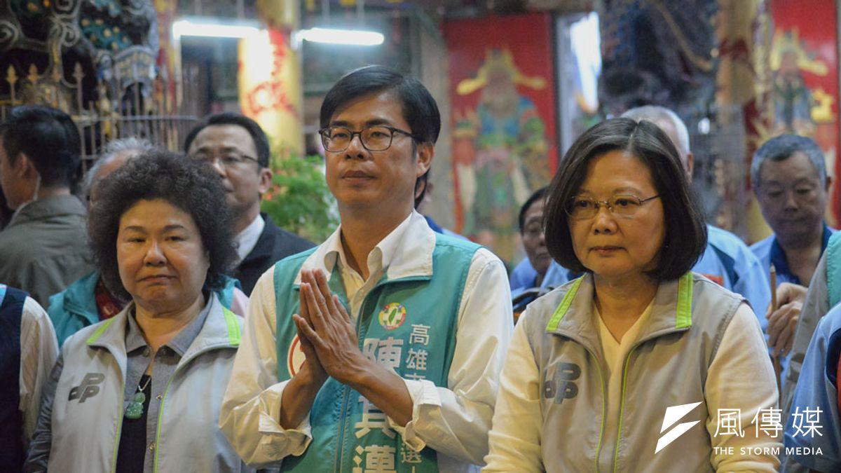 高雄敗選,蔡英文(左)覺得像是陳菊(右)養大的小孩被騙走。圖為九合一選舉蔡英文陳菊輔選。(甘岱民攝) 高雄敗選,蔡英文(左)覺得像是陳菊(右)養大的小孩被騙走。圖為九合一選舉蔡英文陳菊輔選。(甘岱民攝)