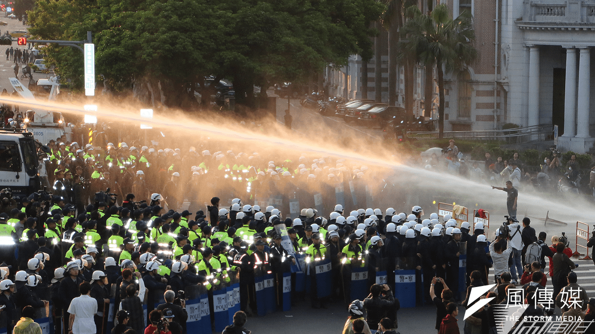 抗爭者可能「犯法」但絕非「犯罪」。324行政院行動者在拒絕撤離的同時,就做好承擔法律責任的準備。(324驅離/資料照/余志偉攝) 抗爭者可能「犯法」但絕非「犯罪」。324行政院行動者在拒絕撤離的同時,就做好承擔法律責任的準備。(324驅離/資料照/余志偉攝)