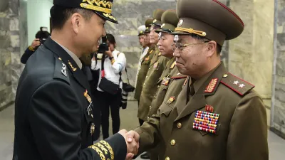 2018年6月14日,南北韓軍方在非軍事區板門店北韓一側的「統一閣」舉行第8次「將軍級軍事會談」,左為南韓首席代表金度均,右為北韓首席代表安益山(AP)