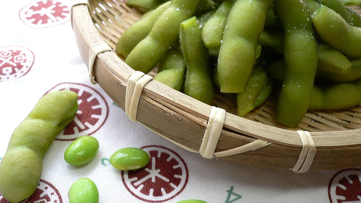 而近來坊間就盛傳,「以毛豆適度替換、取代白飯,製成『毛豆飯』有利減肥瘦身」的說法。但真有這一回事嗎?(圖/維基百科)