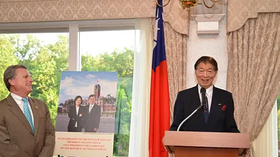 圖為沈呂巡(右)駐美期間,於雙橡園主持慶祝中華民國第14屆總統、副總統就職酒會,現場播放蔡總統預先錄製之致詞影片,歡迎美國各界嘉賓出席,並盼強化臺美關係。(外交部提供)