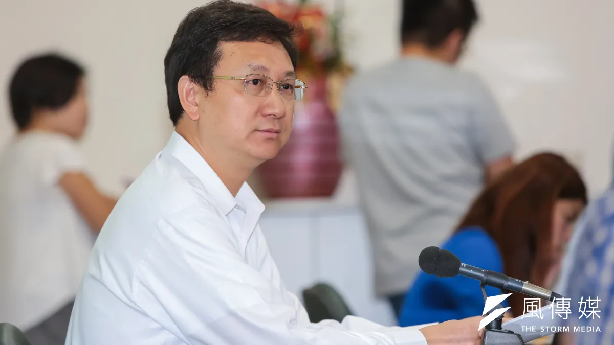 行政院發言人童振源16日於行政院接受媒體聯訪。(顏麟宇攝)