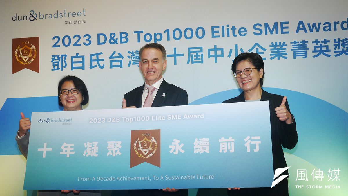 鄧白氏台灣中小企業菁英獎10周年記者會今(18)日舉行,美商鄧白氏台灣分公司數據長呂苑玲(左起)、首席營運官鮑文安、中小企業處業務總監黃莉真合影。(蔡親傑攝) 鄧白氏台灣中小企業菁英獎10周年記者會今(18)日舉行,美商鄧白氏台灣分公司數據長呂苑玲(左起)、首席營運官鮑文安、中小企業處業務總監黃莉真合影。(蔡親傑攝)