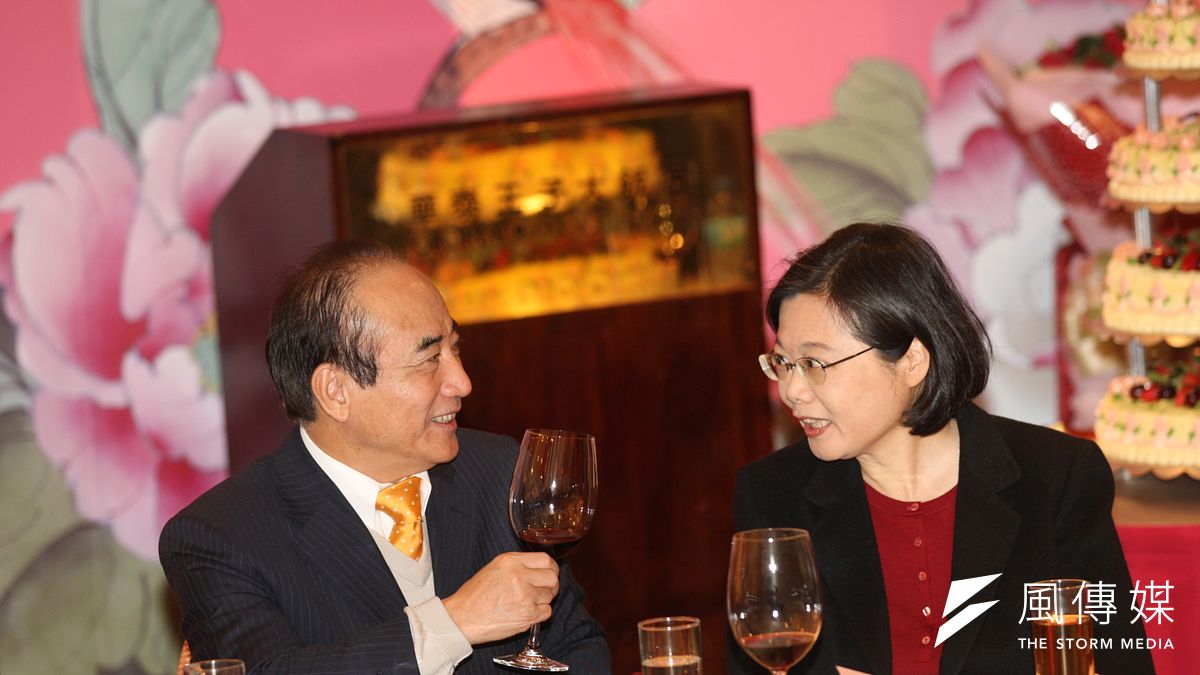 未來海基會董事長人選,蔡英文(右)優先屬意,由國民黨籍前立法院長王金平(左)出任,蔡英文和王金平已透過管道接觸,王對辭卸立委職位,專任海基會董事長並不排斥。(吳逸驊攝)【飲酒過量有害健康】 未來海基會董事長人選,蔡英文(右)優先屬意,由國民黨籍前立法院長王金平(左)出任,蔡英文和王金平已透過管道接觸,王對辭卸立委職位,專任海基會董事長並不排斥。(吳逸驊攝)【飲酒過量有害健康】