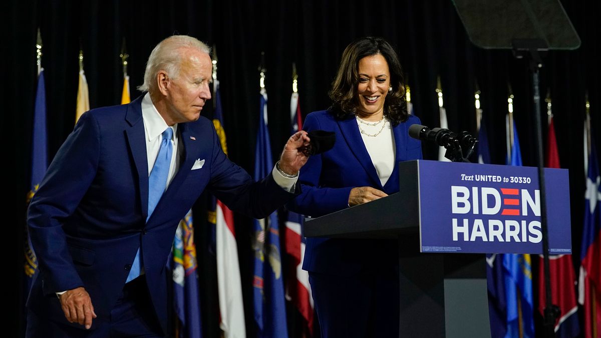 美國中西部搖擺州的白人中間選民,不認同拜登(左)選擇賀錦麗(右)擔任副手。(美聯社) 美國中西部搖擺州的白人中間選民,不認同拜登(左)選擇賀錦麗(右)擔任副手。(美聯社)