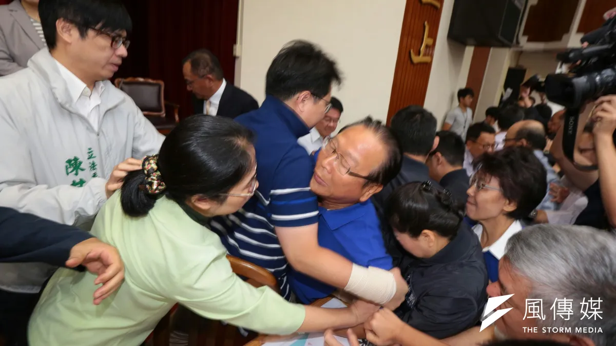 立法院臨時會18日審查前瞻基礎建設特別預算,藍綠立委一早就爆發衝突。(顏麟宇攝)