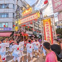 豊原城隍が日本式神輿に乗って街を練り歩く。(写真/洪煜勛撮影) 豊原城隍が日本式神輿に乗って街を練り歩く。(写真/洪煜勛撮影)