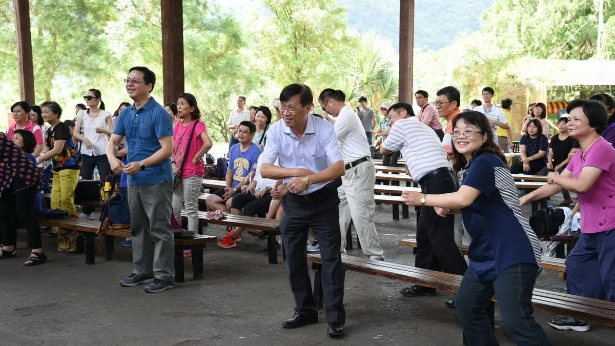 歡慶全國戶政日 戶政及志工人員親子健行