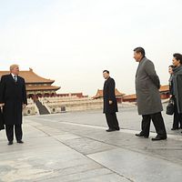 中国国家主席習近平夫妻がアメリカ大統領トランプ夫妻を紫禁城に案内(AP) 中国国家主席習近平夫妻がアメリカ大統領トランプ夫妻を紫禁城に案内(AP)