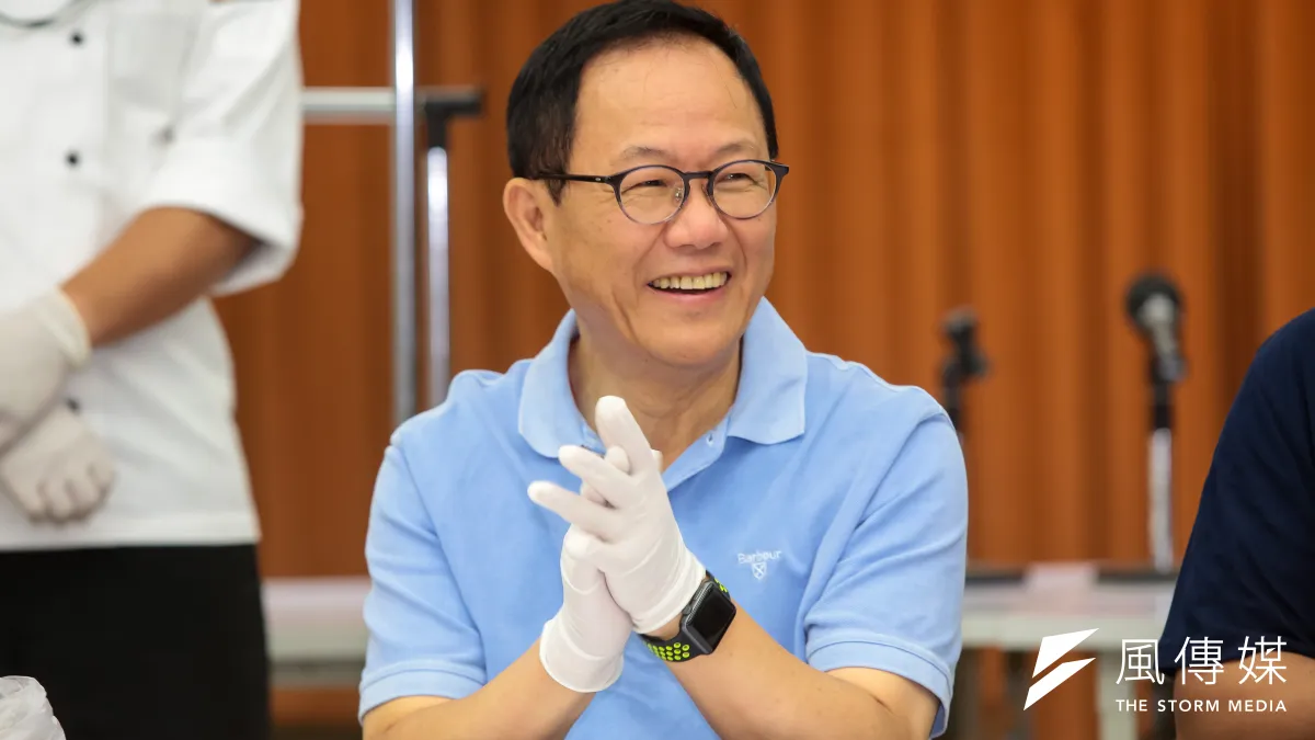 國民黨台北市長參選人丁守中6日出席與市議員端午包粽選舉包中記者會。(顏麟宇攝)