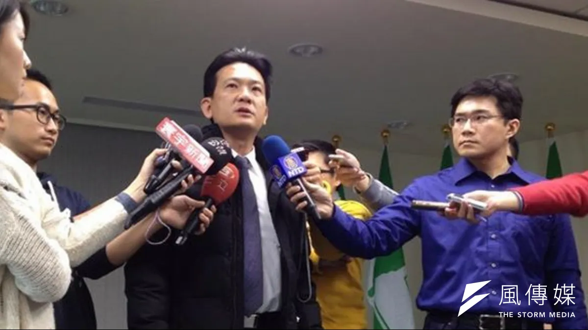 民進黨發言人林俊憲批評政院版兩岸協議監督條例,是玩兩面手法,企圖推出不監督的背書條例。(王立柔攝)