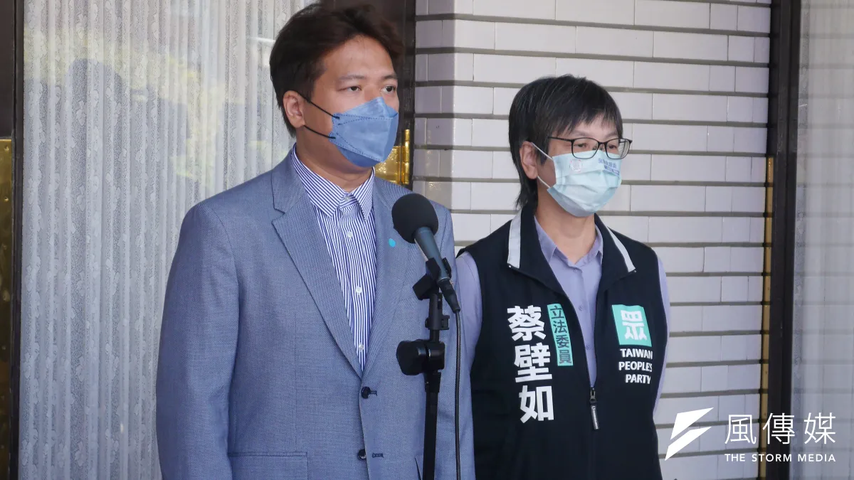 台灣民眾黨立法院黨團召開「立法院第6會期開議」記者會,立委蔡壁如(右起)、邱臣遠接受媒體訪問。(蔡親傑攝)