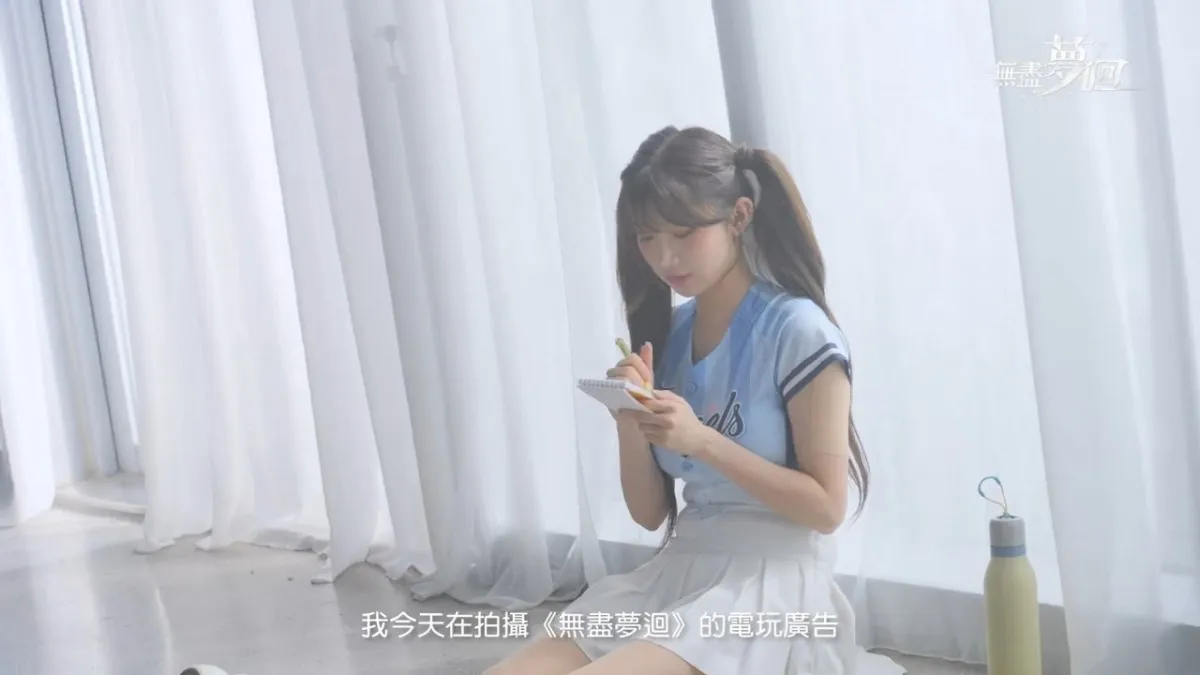 筆者提到,韓籍啦啦隊員李珠珢手持富邦悍將的隊旗,一時興起,把旗子當作魔法掃把,跨坐模仿哈利波特的動作。(圖/翻攝自網路)