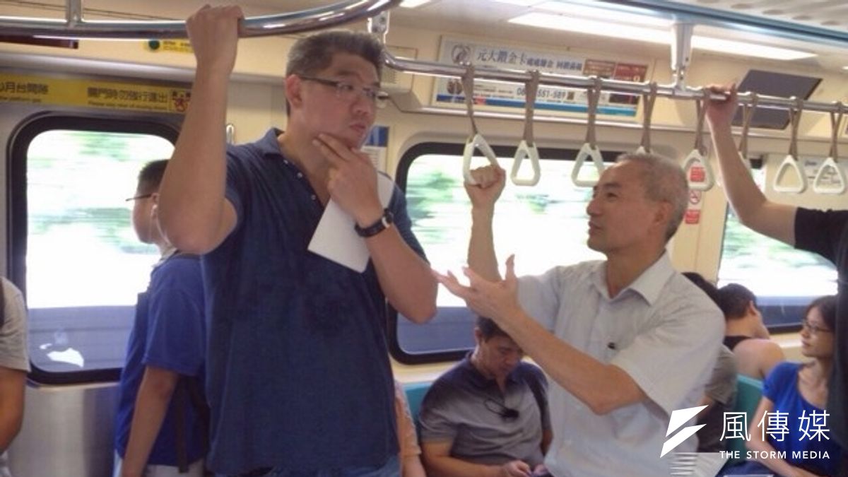 國民黨台北市長參選人連勝文26日體驗通勤族生活,由劍潭站搭乘捷運至台北車站,並宣布若當選,未來4年公車與捷運票價都將凍漲。(連勝文辦公室提供) 國民黨台北市長參選人連勝文26日體驗通勤族生活,由劍潭站搭乘捷運至台北車站,並宣布若當選,未來4年公車與捷運票價都將凍漲。(連勝文辦公室提供)