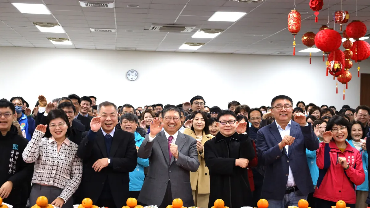 新竹縣政府及新竹縣議會今(3)日舉辦新春團拜,縣長楊文科及議長張鎮榮期許同仁們持續努力建設新竹縣,打造科技首都。(圖/新竹縣政府提供)