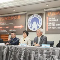 內政部長劉世芳(中)30日主持「聲請中華統一促進黨違憲解散」記者會。(柯承惠攝) 內政部長劉世芳(中)30日主持「聲請中華統一促進黨違憲解散」記者會。(柯承惠攝)