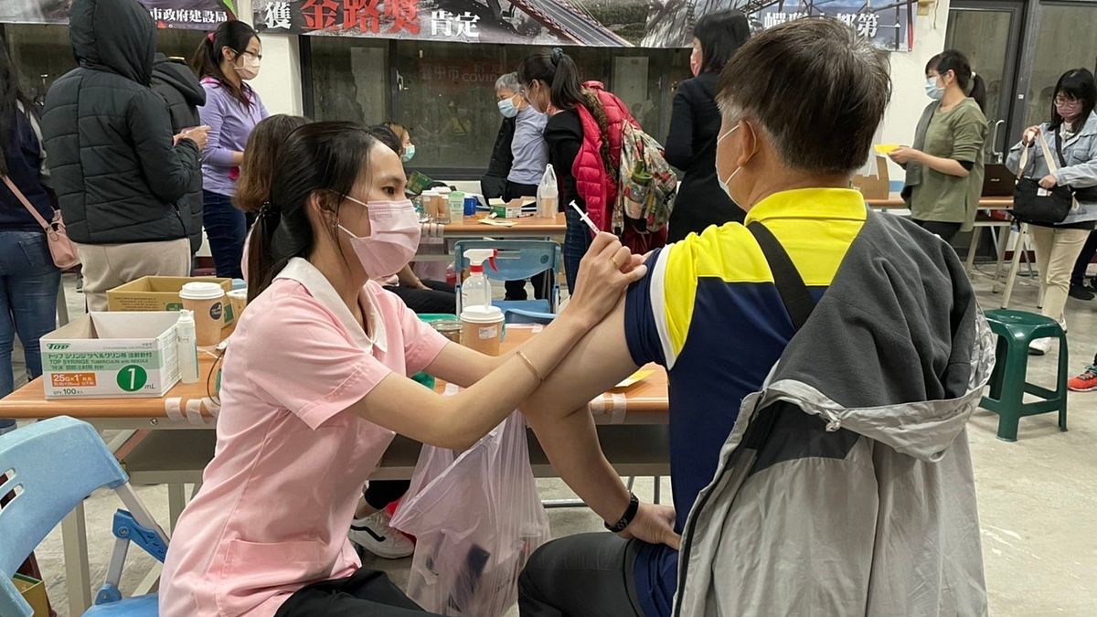 台中市文心森林公園接種站2/24再度啟動接種服務,提供流感、新冠、肺炎鏈球菌及M痘等4種公費疫苗,民眾無需預約,隨到隨打。(圖/台中市政府) 台中市文心森林公園接種站2/24再度啟動接種服務,提供流感、新冠、肺炎鏈球菌及M痘等4種公費疫苗,民眾無需預約,隨到隨打。(圖/台中市政府)