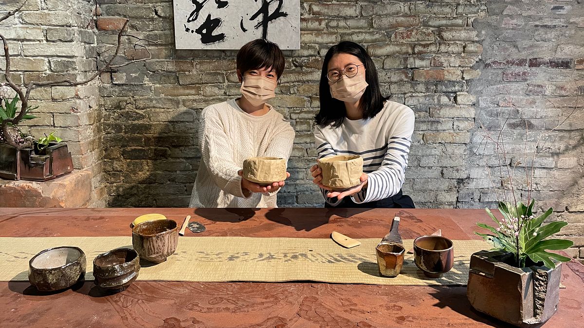 「河岸玩陶」,沿著鶯歌山水步道,一路徜徉欣賞風光到林松本老師工作室,由擅於手捏仿真茶具的陶藝家本人,親自傳授民眾手捏仿「樹皮紋」陶茶杯,從指尖感受陶土的溫度 (圖/新北市政府文化局) 「河岸玩陶」,沿著鶯歌山水步道,一路徜徉欣賞風光到林松本老師工作室,由擅於手捏仿真茶具的陶藝家本人,親自傳授民眾手捏仿「樹皮紋」陶茶杯,從指尖感受陶土的溫度 (圖/新北市政府文化局)
