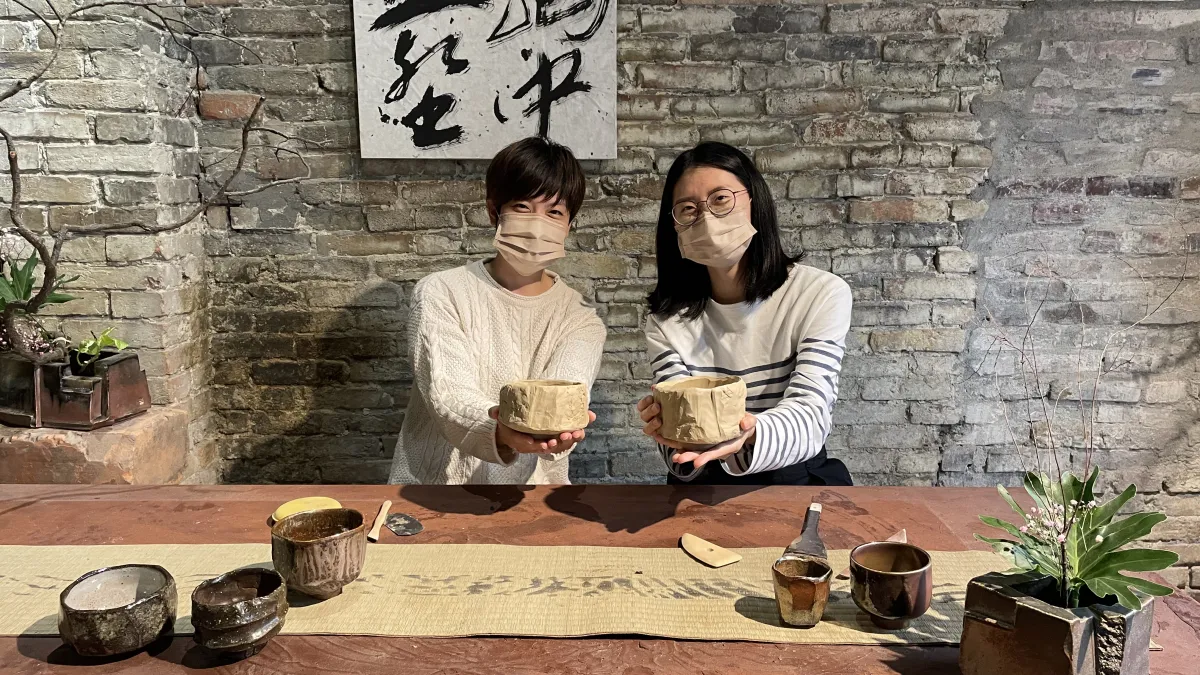 「河岸玩陶」,沿著鶯歌山水步道,一路徜徉欣賞風光到林松本老師工作室,由擅於手捏仿真茶具的陶藝家本人,親自傳授民眾手捏仿「樹皮紋」陶茶杯,從指尖感受陶土的溫度 (圖/新北市政府文化局)
