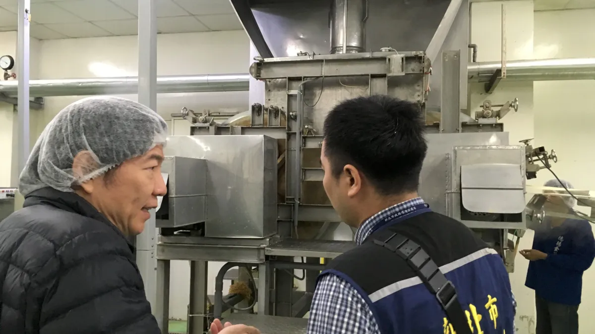 新北市環保局查獲德揚食品工廠將強鹼性廢水,未經處理直接排放入三峽河致污染水體,已依水污染防治法第30條規定告發,最高可裁處新臺幣300萬元整罰鍰。(圖/新北市環保局提供)
