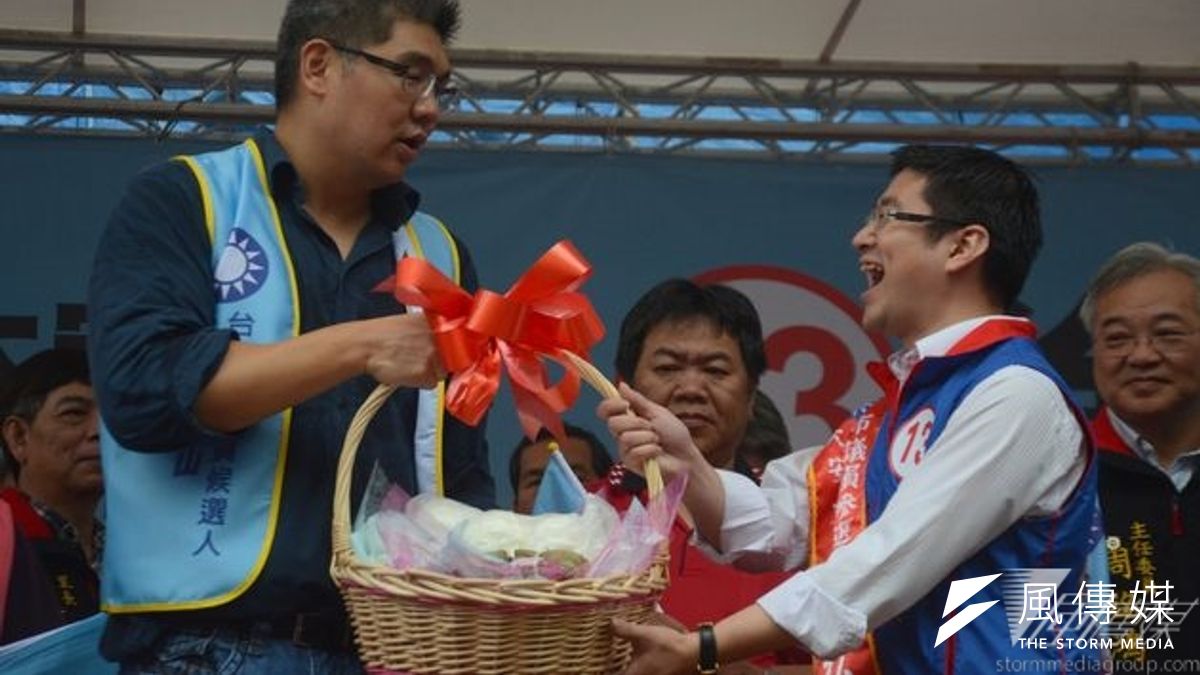 國民黨台北市長候選人連勝文2日公布原住民政策,希望定期召開「族群會議」。(圖為連勝文為市議員候選人徐弘庭站台/宋小海攝) 國民黨台北市長候選人連勝文2日公布原住民政策,希望定期召開「族群會議」。(圖為連勝文為市議員候選人徐弘庭站台/宋小海攝)