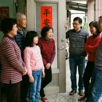 不少民俗研究者指出,多數初三禁忌其實源自早期社會的生活需求。連續拜年會讓家庭疲憊,因此需要一天休息;避免連日大魚大肉與鋪張消費,減輕經濟壓力;利用「赤狗日」提醒大家少爭吵、多和氣。(示意圖/智慧內容中心) 不少民俗研究者指出,多數初三禁忌其實源自早期社會的生活需求。連續拜年會讓家庭疲憊,因此需要一天休息;避免連日大魚大肉與鋪張消費,減輕經濟壓力;利用「赤狗日」提醒大家少爭吵、多和氣。(示意圖/智慧內容中心)