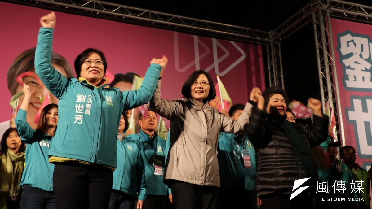立委侯選人劉世芳(左)成立競選總部,小英總統(中)到場祝賀民眾熱情沸騰。(圖/徐炳文攝)