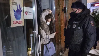 莫斯科一處酒吧違反了夜間11時打烊的禁令,遭到警方派員突擊檢查。(美聯社)